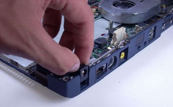 Kiểm tra khe cắm sạc của laptop