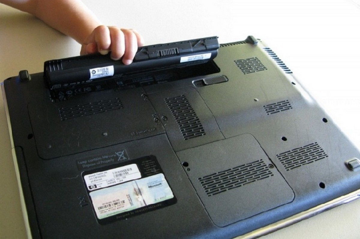 Tháo pin ra khỏi laptop
